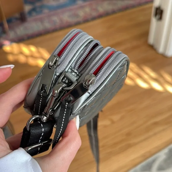 oliver thomas 24 + 7 triple threat crossbody metallic silver - Picture 12 of 16